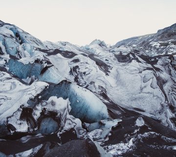 ledovec Sólheimajökull na islandu se sopečným pískem a sněhem